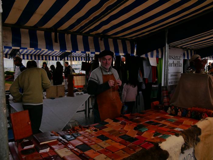 Neguko azokak hainbat jende  28 1545573443150