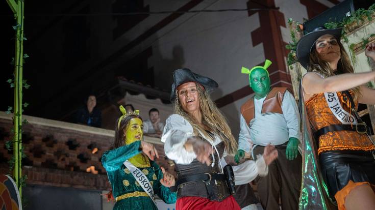 Amurrioko karrozek kolorez jantzi dute herrigunea