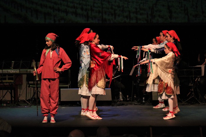 Eskualdeko ehundik gora dantzari eta musikarik koloreztatu zuten Amurrio Antzokiko oholtza - 131