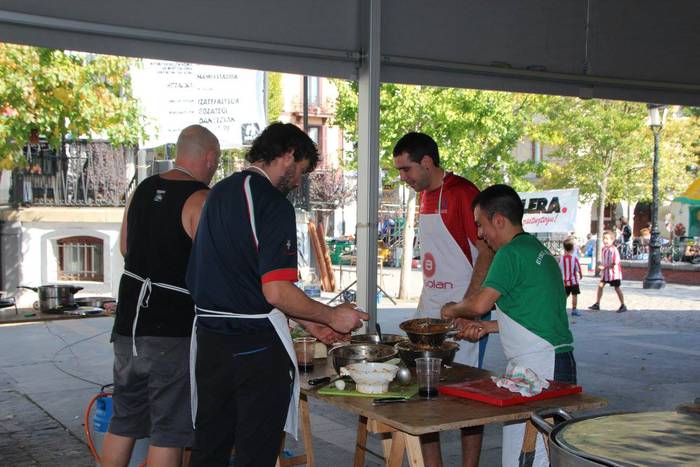 Gazte ugari batu zituen Inde 35 1508073961434