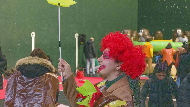 Frontoia zirku bilakatuta ospatu dituzte inauteriak Okondon