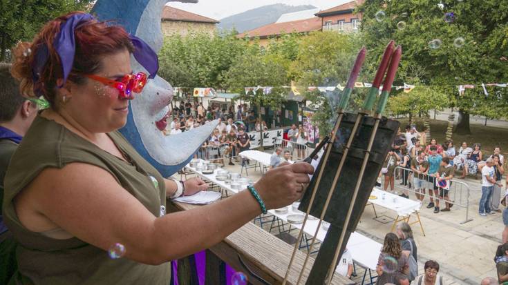 Palestinaren, emakumeen, haurren, euskararen eta eskola publiko txikien aldeko aldarriekin hasi dituzten jaiak Arrankudiagan