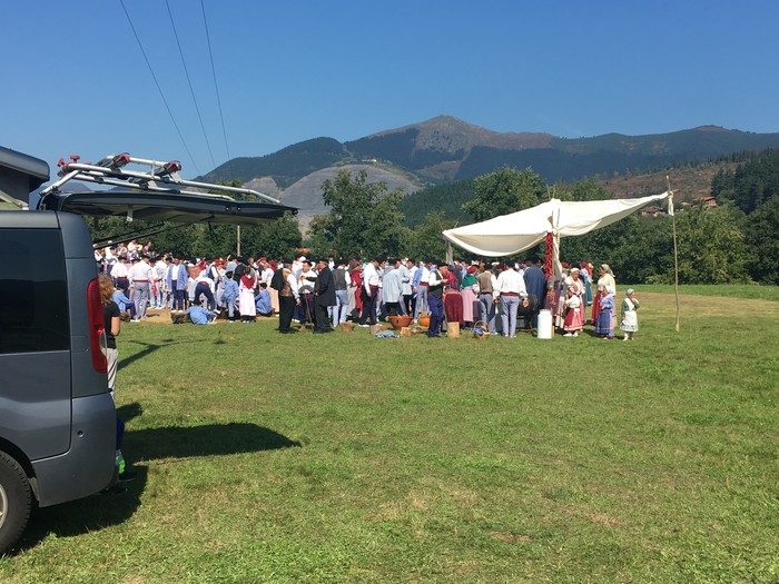 300 lagunek hartu dute parte Jose Arrueren margolanaren antzezpenean - 11