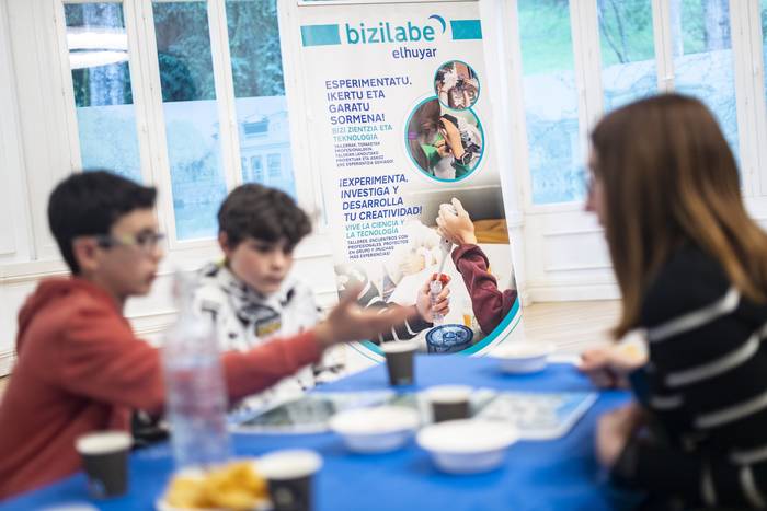 Udalak eta Elhuyarrek teknologiaren arloko 4 emakume profesional Bizilabe programako 15 gazterekin kontaktuan jarri zituzten “Parekoen Topaketan”