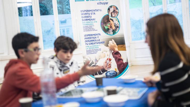 Udalak eta Elhuyarrek teknologiaren arloko 4 emakume profesional Bizilabe programako 15 gazterekin kontaktuan jarri zituzten “Parekoen Topaketan”