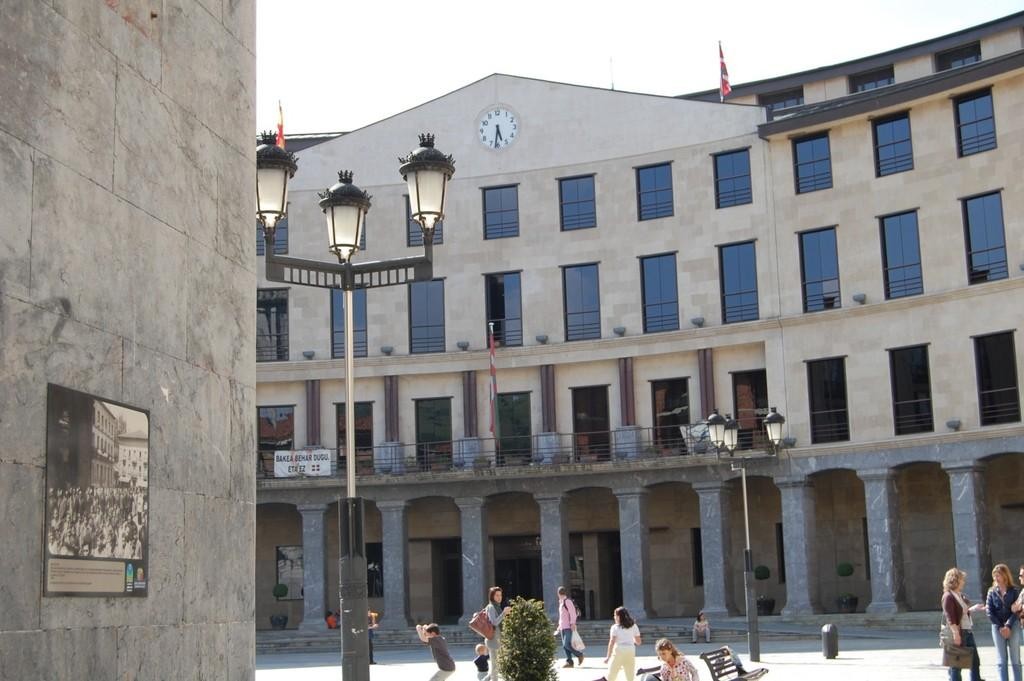 Ezker Abertzaleak udal langileen soldata murrizketak salatu ditu