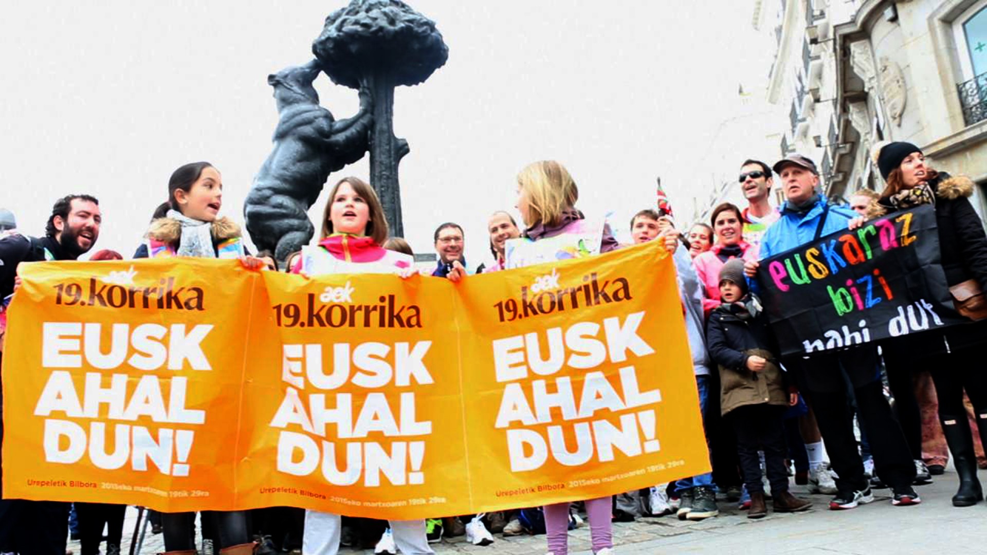 Korrikako lekukoen segida: "Madrilen ere Korrikaren alde!"