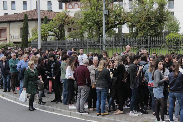 Aiaraldeko mugimendu feministaren epaitegiko protesta