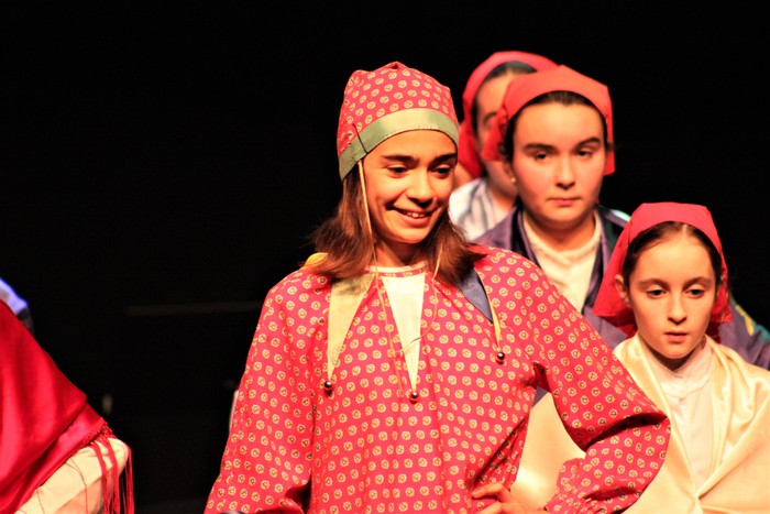 Eskualdeko ehundik gora dantzari eta musikarik koloreztatu zuten Amurrio Antzokiko oholtza - 134