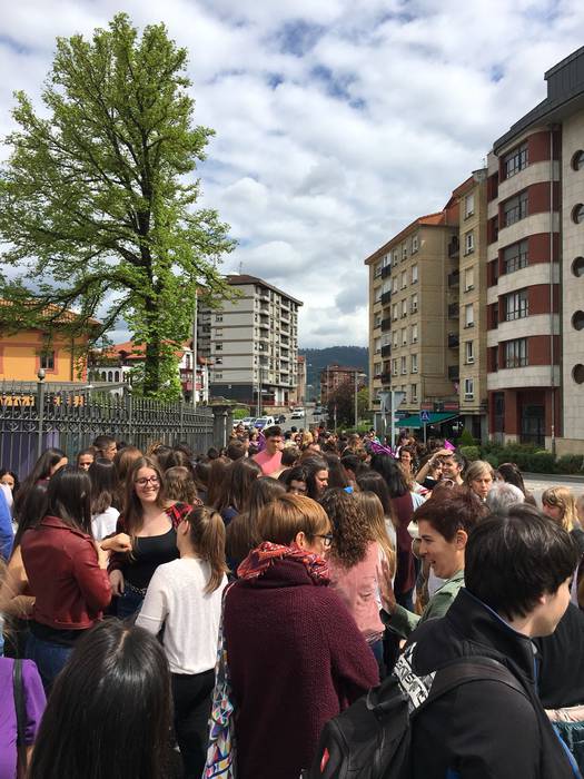 Aiaraldeko mugimendu feministaren epaitegiko protesta
