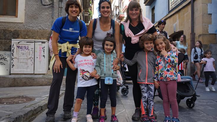 Adin guztietako mendizaleek parte hartu dute Txarlazo Mendi Taldearen ibilaldian