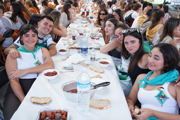 Jendetza batu da kuadrillen  17 1756401821468