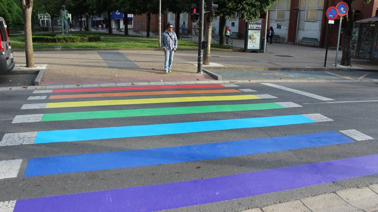 Ortzadarraren koloreko zebrabidea jarri du udalak sexu-aniztasuna aldarrikatzeko 