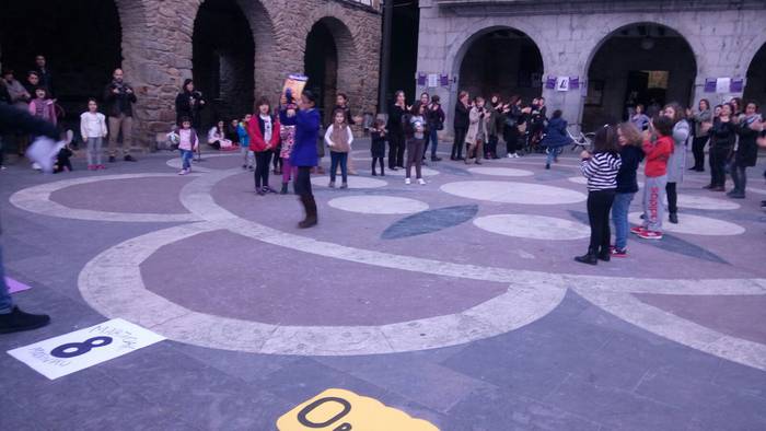 Ehunka lagun bildu dira esku 13 1489001104711