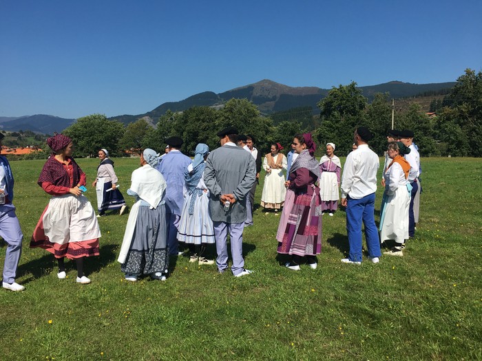 300 lagunek hartu dute parte Jose Arrueren margolanaren antzezpenean - 21