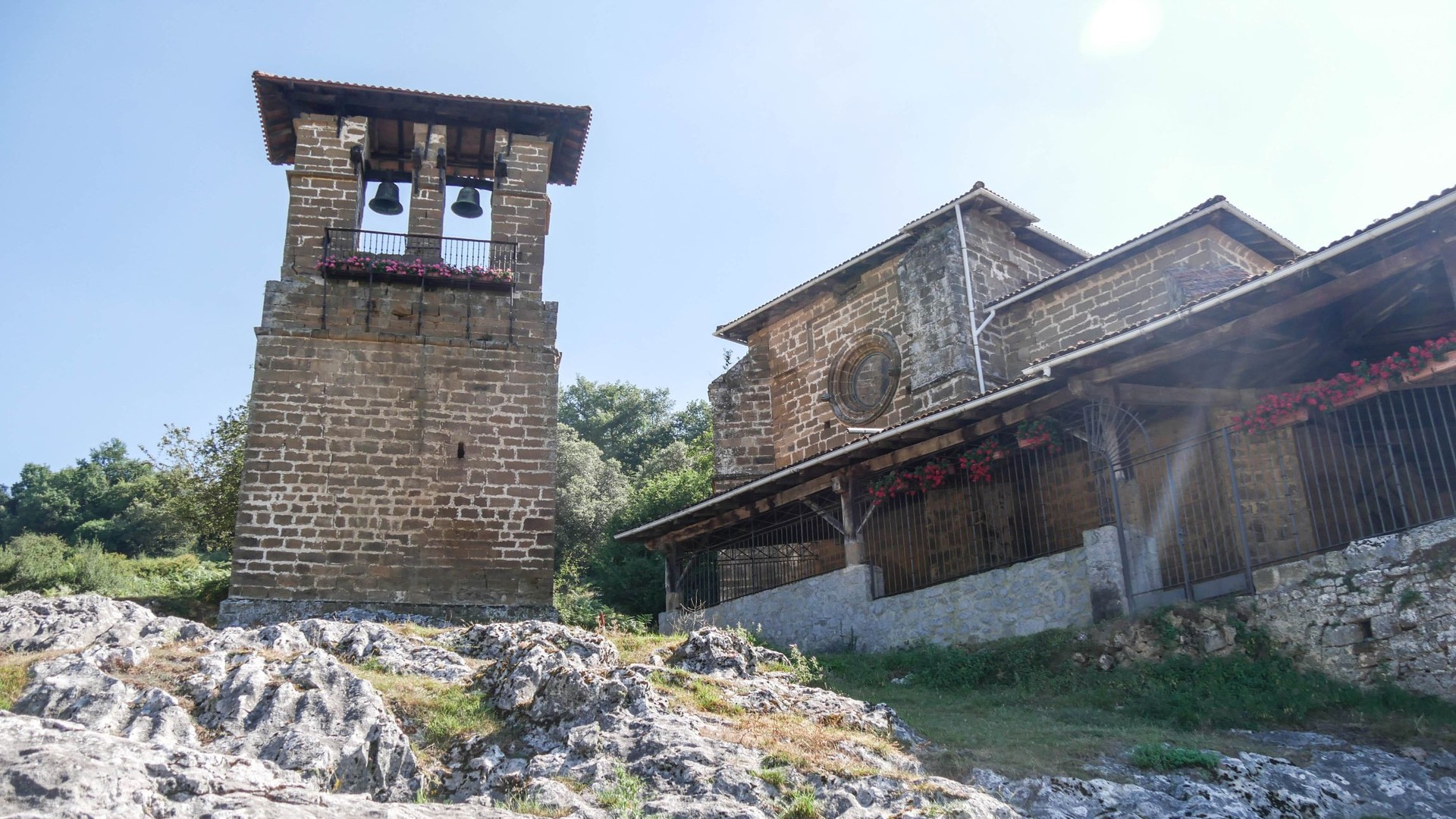 Ermualdeko inguruak auzolanean atonduko dituzte hainbat herrialdetatik etorritako gazte boluntarioek