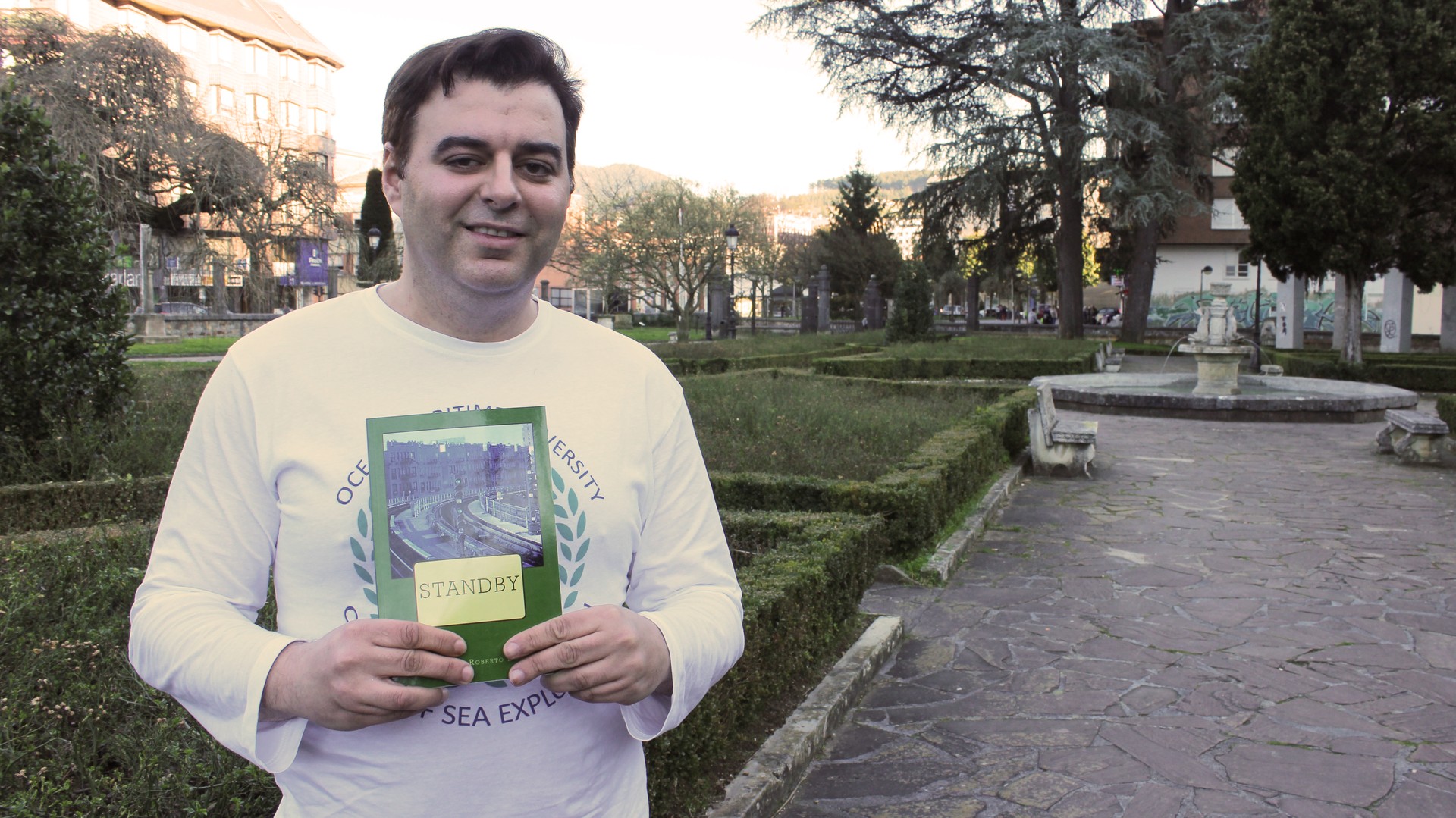 “Poesia estilo  intimista baliatzen dut liburuan”