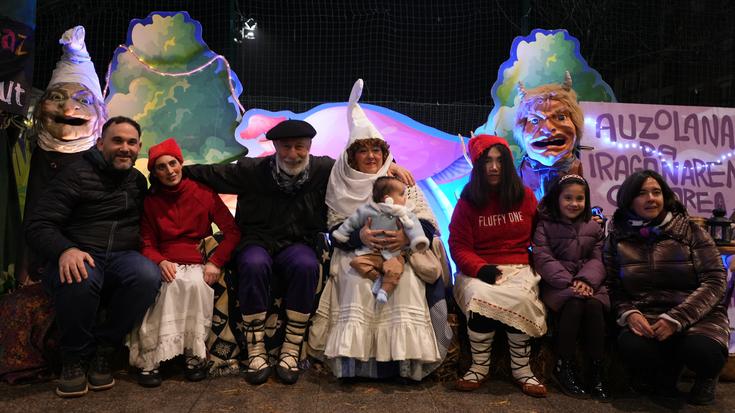 Kalejirarik gabe, baina jendez gainezka hartu dituzte Olentzero eta Mari Domingi Laudion