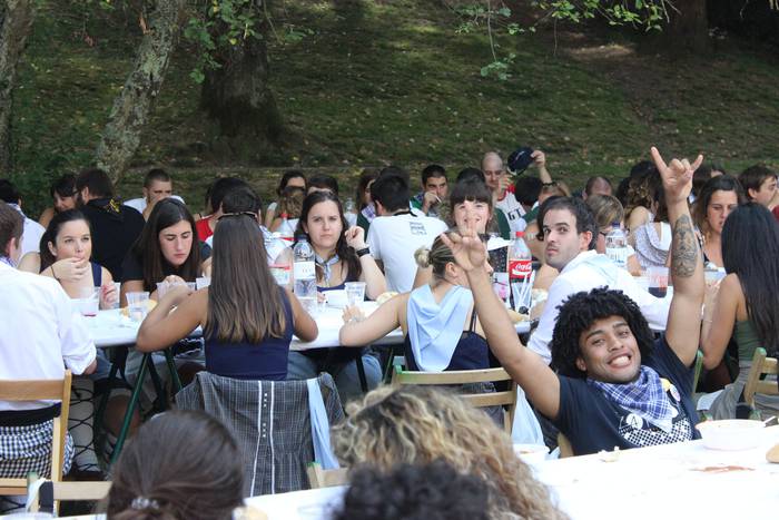 Sokatik tiraka itzuli dira j 44 1503500620109