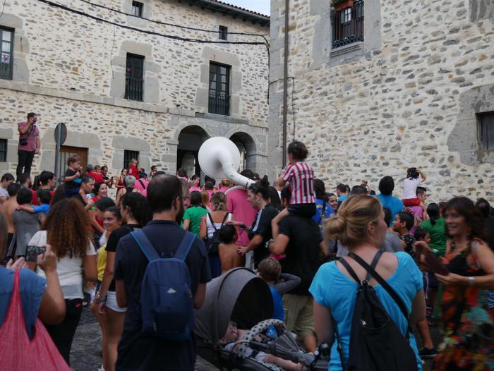 Ura eskatzen zeharkatu dute  34 1536436857502