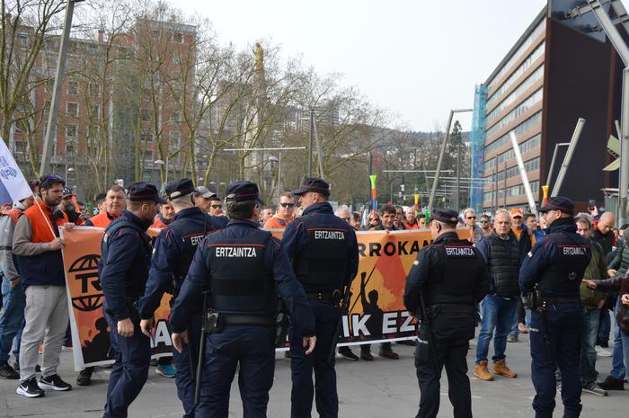 Tubos Reunidoseko langileek  17 1772617497776