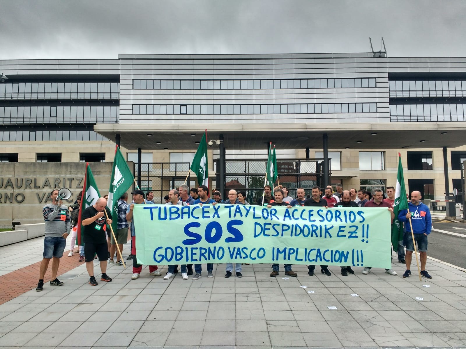 Eusko Jaurlaritzaren aurrean bildu dira Tubacex Taylorreko langileak
