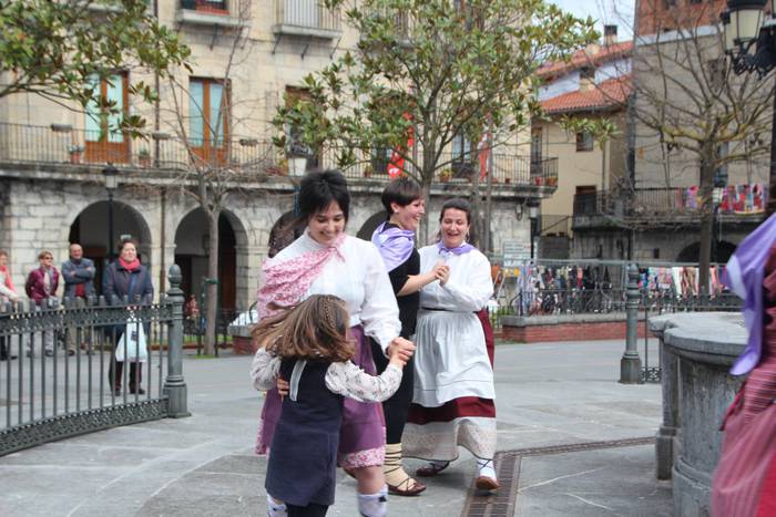 Dantzaren bidez aldarrikatu  3 1520777754890