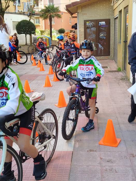 Txirrindulari gazteek erloju 22 1771856172552