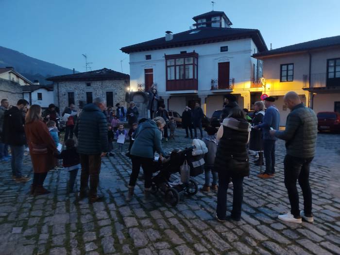 Egun osoa kantuan igaro dute 16 1707148320143