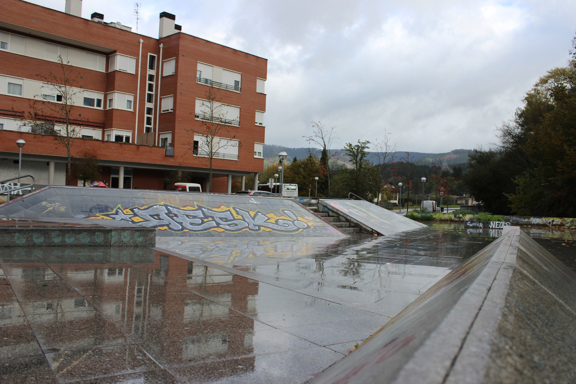 Bañueta kaleko aparkalekua eta skate-pista argiztatuko dituzte