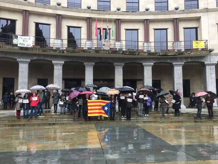 Dozenaka lagun atera dira ka 20 1521978568680