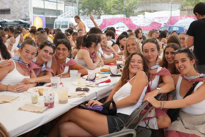 Ehunka lagunek egin dute bat 23 1755423064479