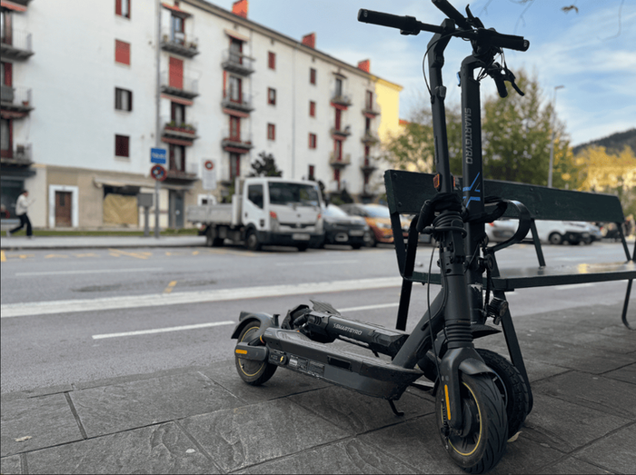 Patinete eta bizikleta elektrikoen esparrua arautzea exijitu dio Omniak udal gobernu taldeari
