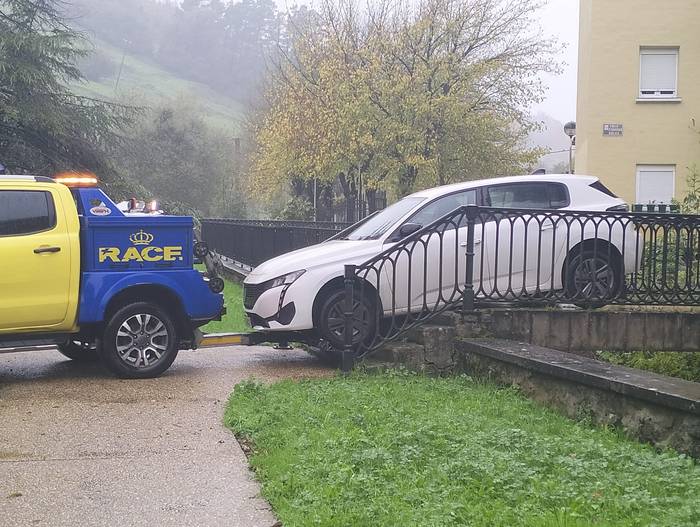 GPSaren azalpenak jarraiki, Lamuza Parkeko zubi baten eskaileretan harrapatuta geratu da gidari bat