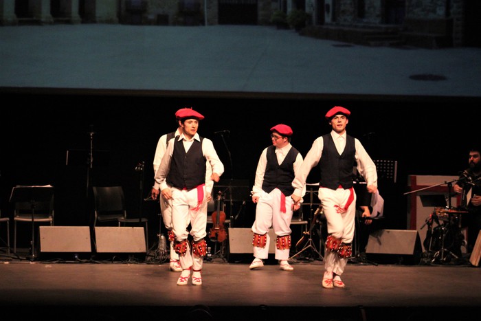 Eskualdeko ehundik gora dantzari eta musikarik koloreztatu zuten Amurrio Antzokiko oholtza - 126