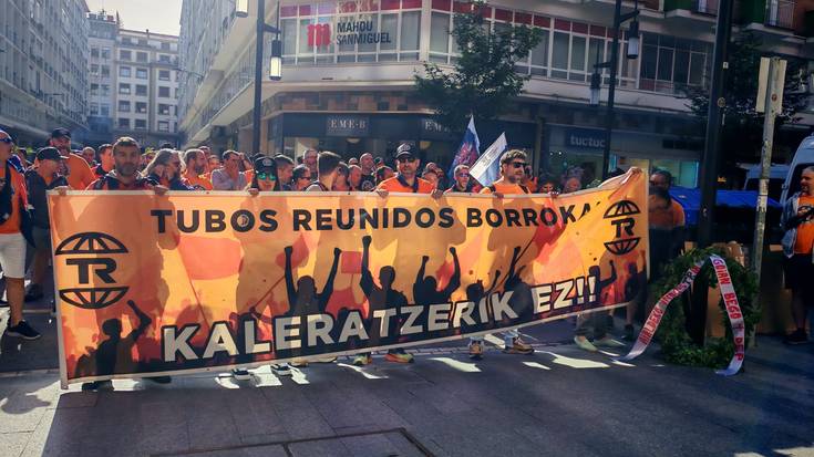 Tubos Reunidoseko espedientearen kontrako demandak publiko egin dituzten egunean mobilizazioekin jarraitu dute grebalariek