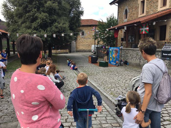 Auzokideez inguratuta piztu  9 1500054517065