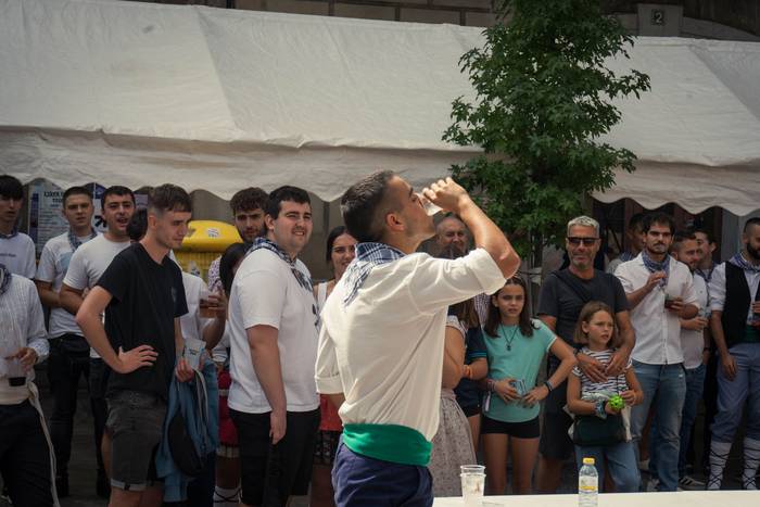 Ehunka lagun bildu dituzte j 10 1757018353483