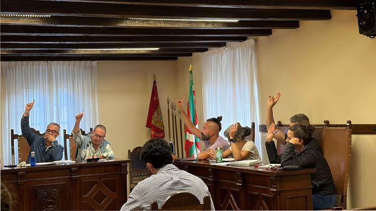Orozkoko udalbatzak 1976ko Alkateen Mugimendua oroitu du Euskal Herriko eskubide historikoak gogora ekartzeko