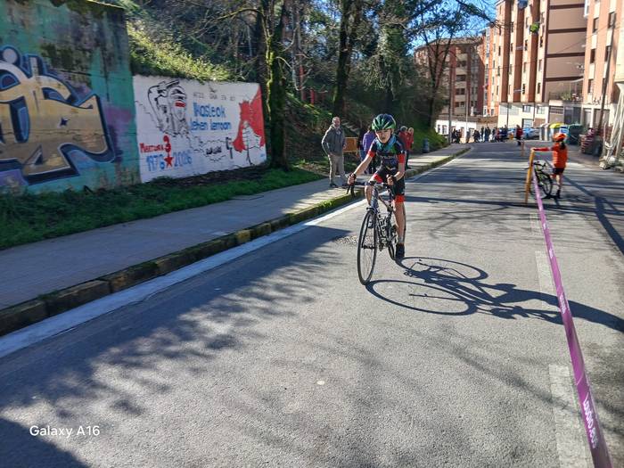 Txirrindulari gazteek erloju 10 1771856150572