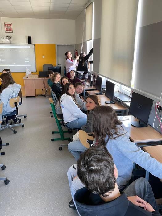 Varsoviako ikastetxean igaro 5 1776804817916