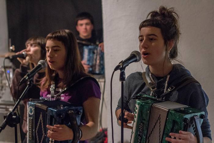 Parez pare zabaldu ditu atea 14 1511891954542