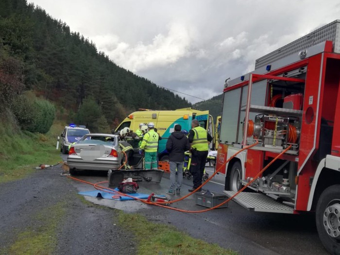 Bi zauritu kamioi baten eta auto baten arteko talkaren ondorioz