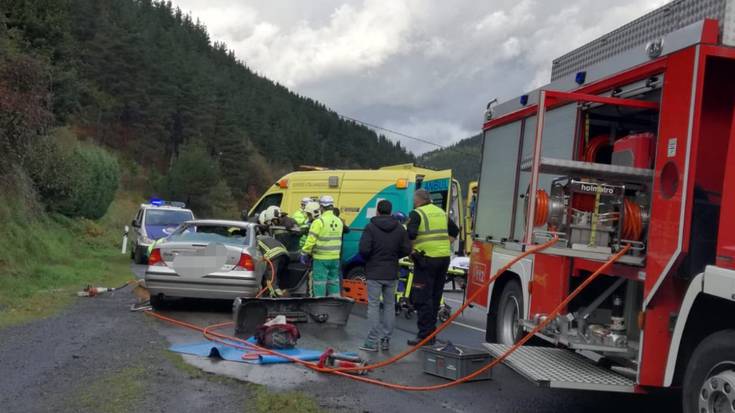 Bi zauritu kamioi baten eta auto baten arteko talkaren ondorioz