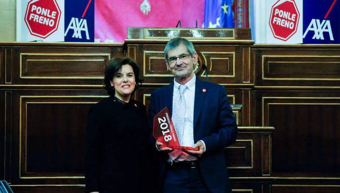Soraya Sáenz de Santamaríaren eskutik jaso du Mateo Lafraguak "Ponle Freno" saria