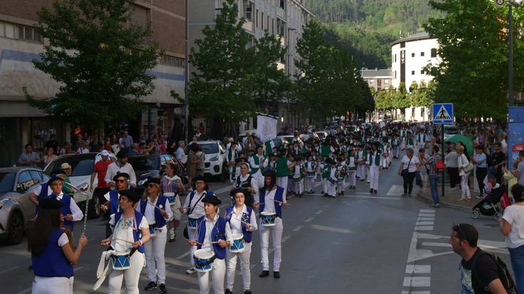 Ikastetxeetako haurrek danbor hotsez bete zuten Herriko plaza, San Prudentzioren omenez