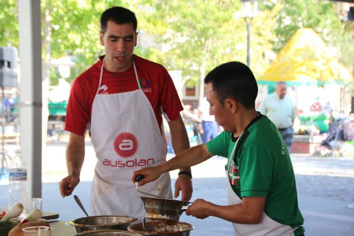 Gazte ugari batu zituen Inde 32 1508073942533