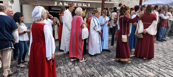 Jendez beteta itzuli da Artz 40 1758400059099