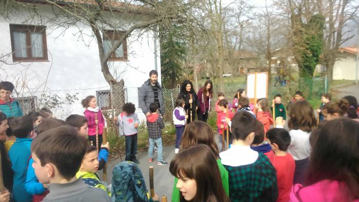 Eguen Zuri etxez etxe ospatz 5 1487890617231