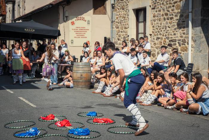 Ehunka lagun bildu dituzte j 5 1757018338403